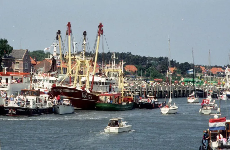 Gescande dia van een vissershaven met kotters en zeilboten