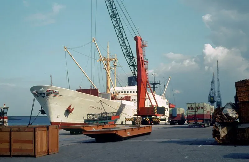 Gescande dia van een vrachtschip aan de kade met hijskranen