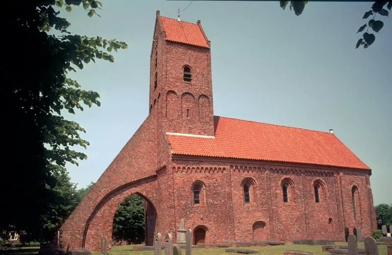Gescande dia van een oude bakstenen dorpskerk